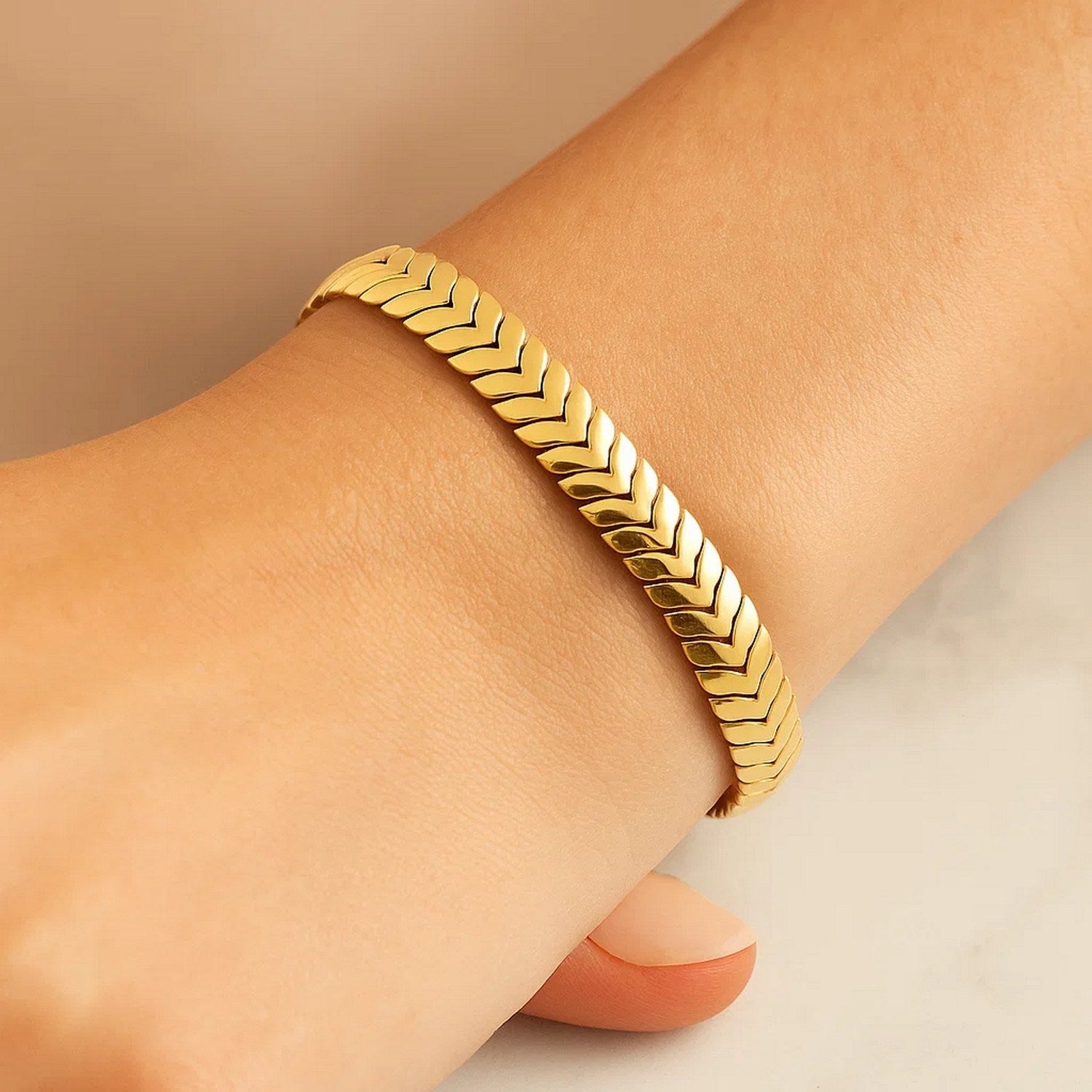 14k Yellow Gold High Polish Chevron Link Bracelet (6.00 mm)
